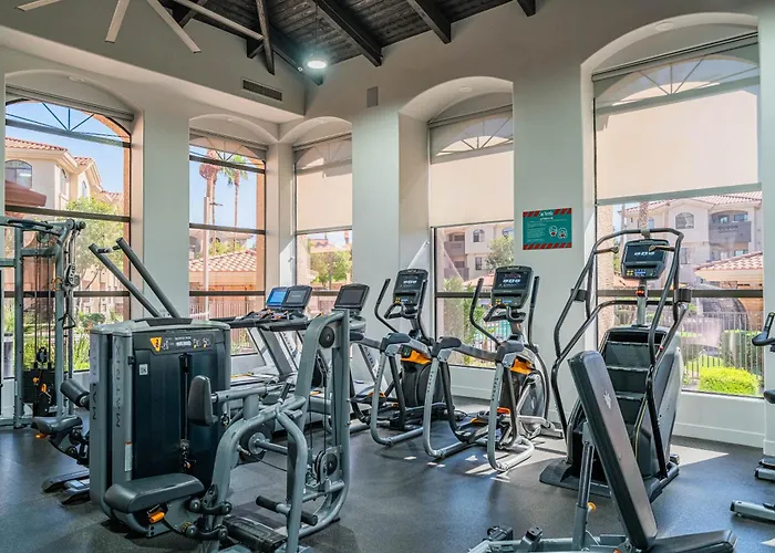 Diablo Stadium-asu-airport-gym-pool-hottub-parking Apartment