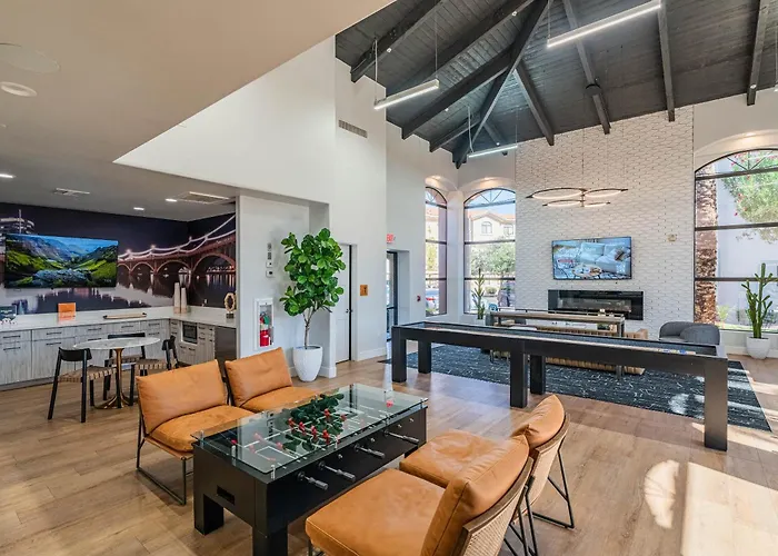 Diablo Stadium-asu-airport-gym-pool-hottub-parking Apartment