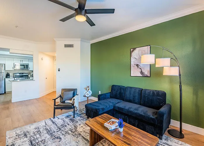 Diablo Stadium-asu-airport-gym-pool-hottub-parking Apartment
