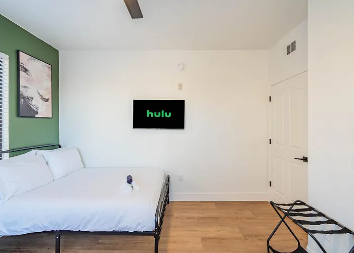 Diablo Stadium-asu-airport-gym-pool-hottub-parking Apartment *